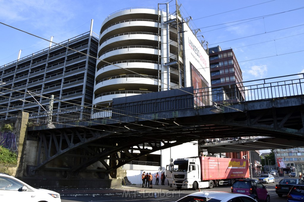 LKW blieb unter Bruecke haengen Koeln Deutz Opladenerstr Deutz Muelheimerstr P171.JPG - Miklos Laubert